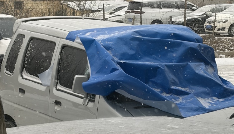 Toepassing van PE-zeildoeken voor voertuigafdekking bij sneeuwweer